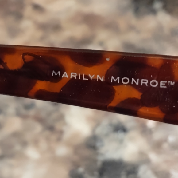 Marilyn Monroe Collection Cat Eye Sunglasses - Picture 6 of 7